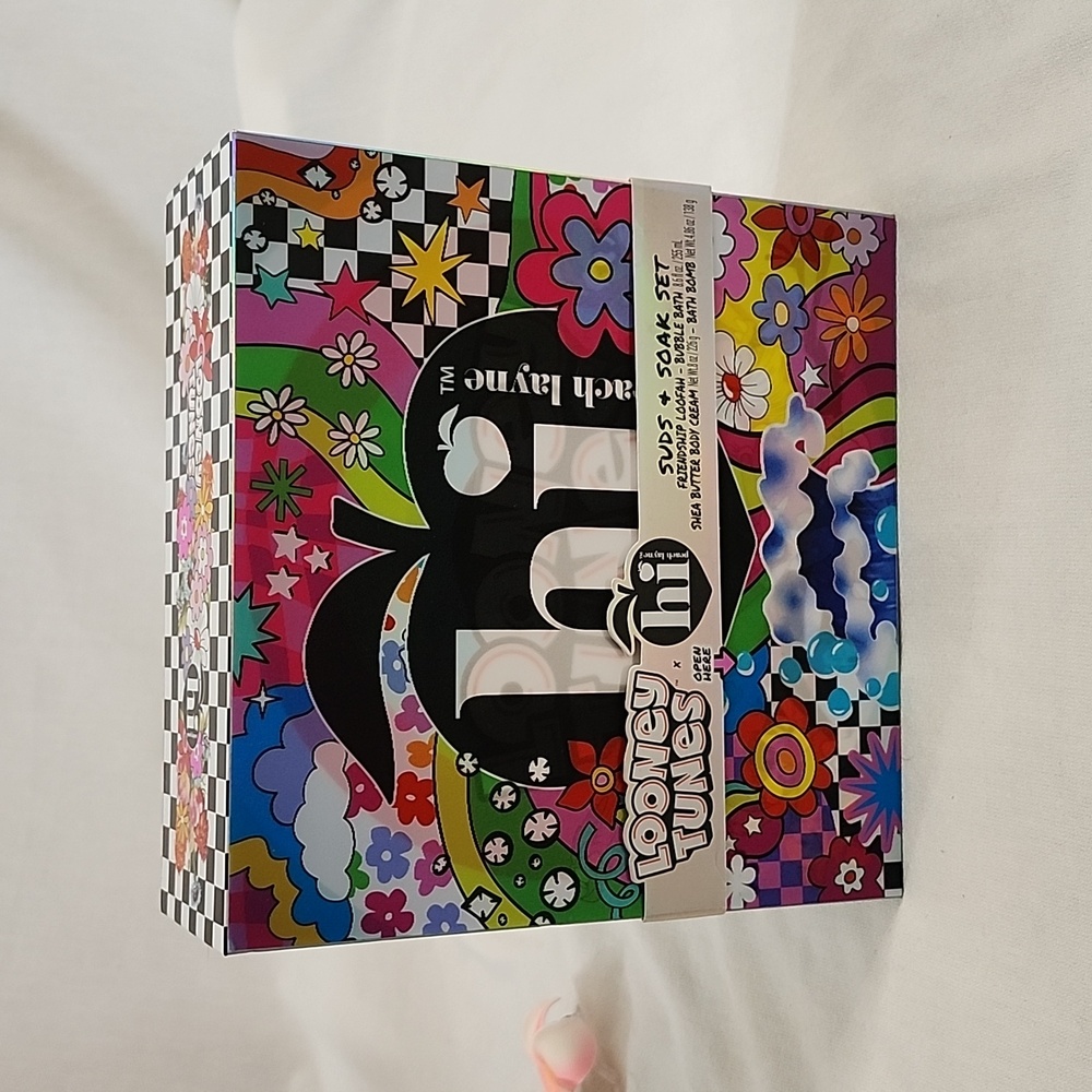 NIB Hi Peach Layne X Looney Tunes 4piece Suds and Soak Bath Set